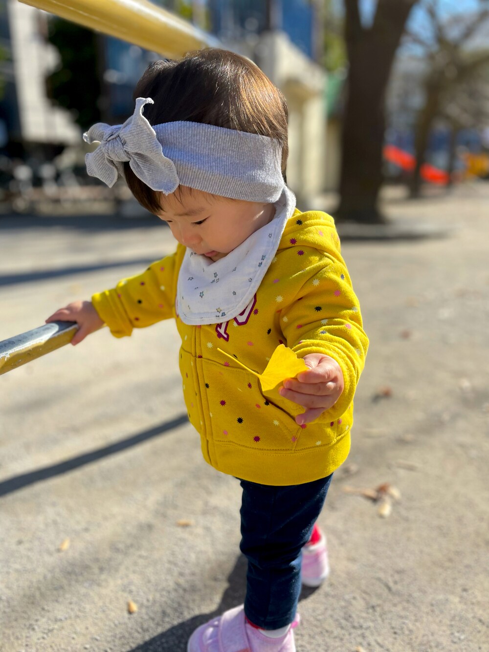 「キッズファッション、子供服、ストリート、babygap、babygirl、赤ちゃん、赤ちゃんコーデ、赤ちゃんと一緒、散歩スタイル、GAP」｜「babyGAPのアイテム（パーカー、イエロー系）」を使った、mochibi girlさん（キッズ・80cm）の夏コーディネートの1枚目の写真