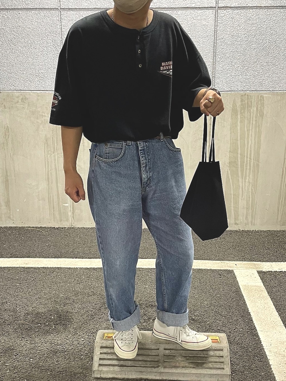 「夏、カジュアル、ootd、白スニーカー、converse、リラックススタイル、パンツスタイル、古着、古着MIX、シンプル」｜「CreedのF - 2 <エフツー> / 巾着（ハンドバッグ、ブラック系）」を使った、harukatokaiさん（メンズ・164cm）の夏コーディネートの1枚目の写真
