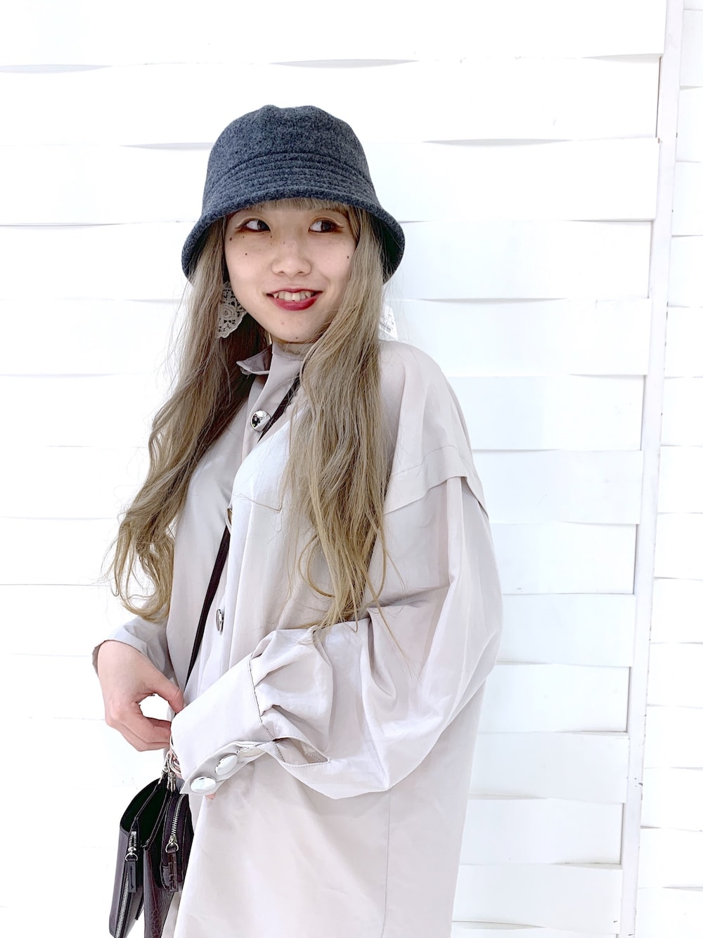 ベージュ系のシャツ/ブラウス、ブラック系のスカート、ブラウン系のショルダーバッグを着用したレディースの冬コーディネートの4枚目の写真