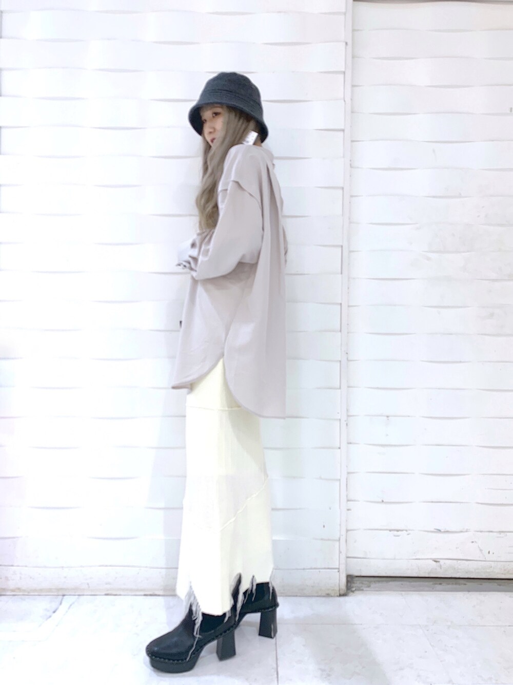 ベージュ系のシャツ/ブラウス、ブラック系のスカート、ブラウン系のショルダーバッグを着用したレディースの冬コーディネートの5枚目の写真