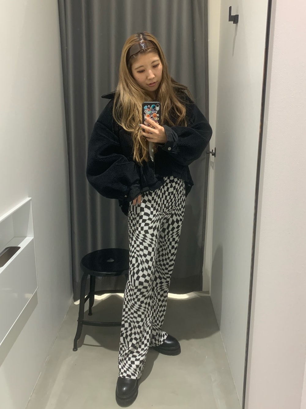 「PAGEBOY、pageboylim、casetify、ブロックチェック、ブラック、モノトーン、ストリート、メンズライク、ショート丈アウター、ショート丈トップス、秋コーデ、ボア、ボアジャケット、おしゃれさんと繋がりたい、ブーツ」｜「PBLIMの【PAGEBOYLIM】ジャガードフレアパンツ（その他パンツ、ブラック系）」を使った、migeruさん（レディース・160cm）の秋コーディネートの1枚目の写真