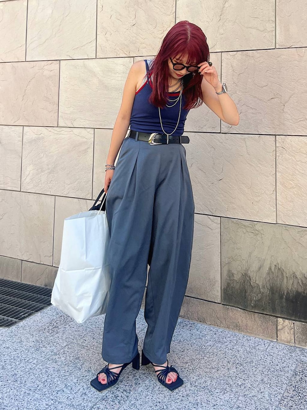 グレー系のその他パンツ、ブラック系のベルトを着用したレディースの秋コーディネートの1枚目の写真