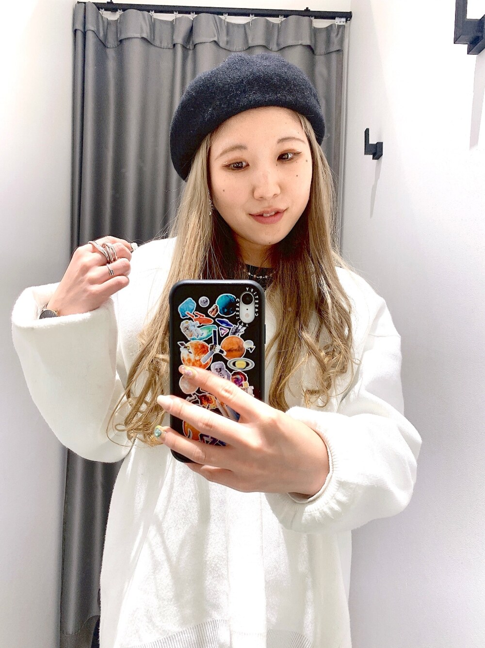 ブラック系のスカート、ホワイト系のニット/セーター、ブラック系のニット/セーターを着用したレディースの冬コーディネートの3枚目の写真