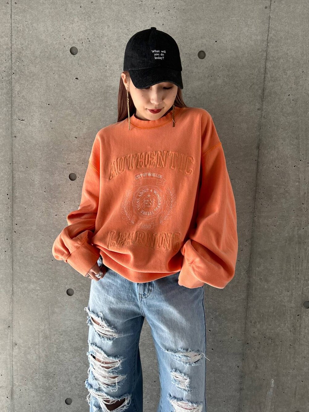 「PAGEBOY、PBLIM、骨格ウェーブ_PAGEBOY、スウェット、キャップ、デニムパンツ、モード、着痩せ・細見え、ワントーン、春コーデ、夏コーデ、ブランドミックス、差し色コーデ、高見え、ネックレス」｜「PAGEBOYのクラシックジーンズ2（デニムパンツ、ブルー系）」を使った、migeruさん（レディース・160cm）の春コーディネートの1枚目の写真