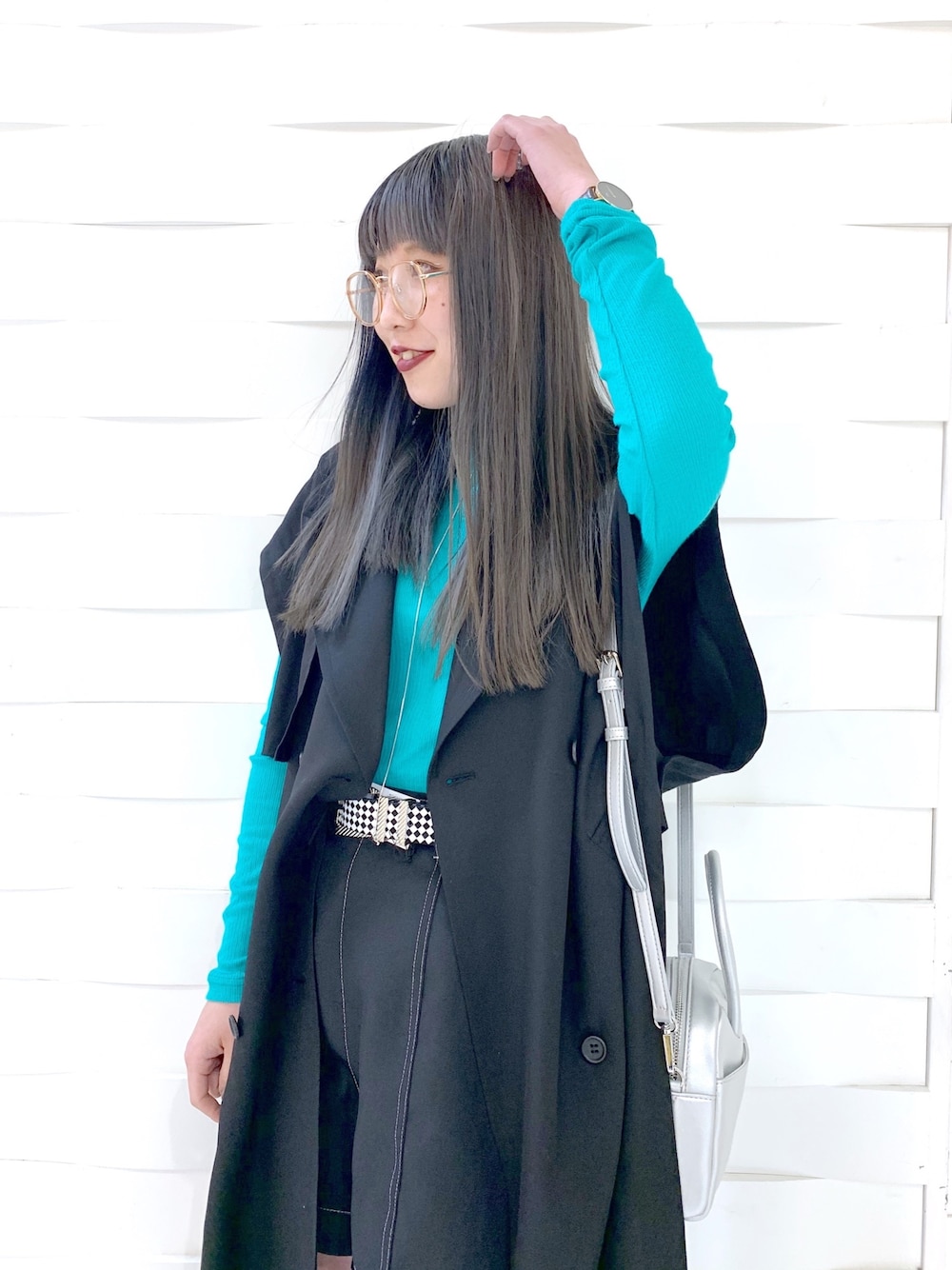 ブラック系のその他パンツ、ピンク系のTシャツ/カットソー、ピンク系のボストンバッグを着用したレディースの冬コーディネートの5枚目の写真