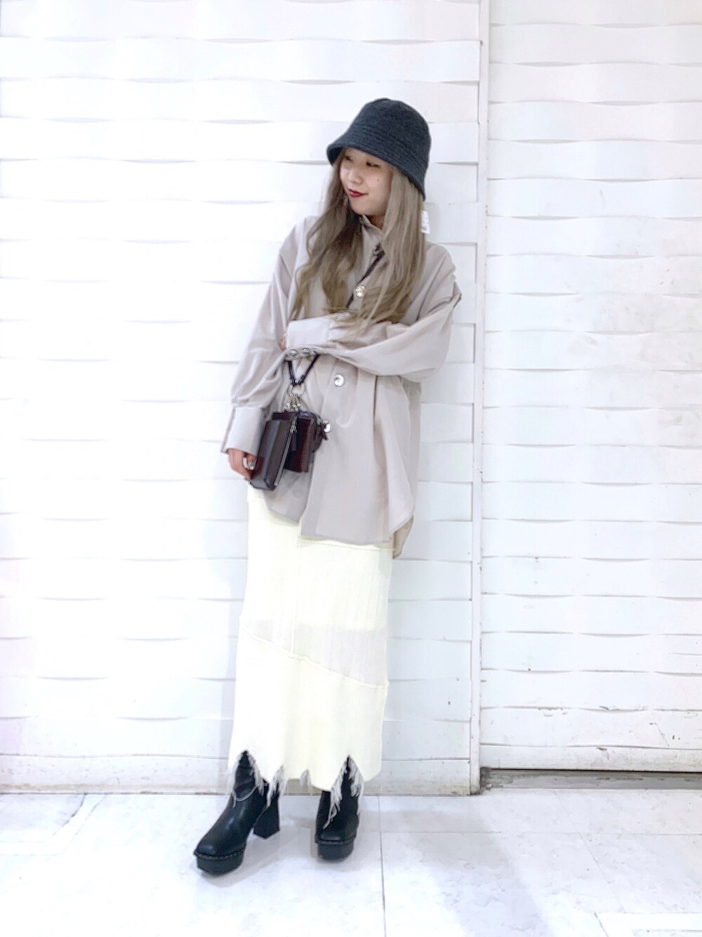 ベージュ系のシャツ/ブラウス、ブラック系のスカート、ブラウン系のショルダーバッグを着用したレディースの冬コーディネートの3枚目の写真