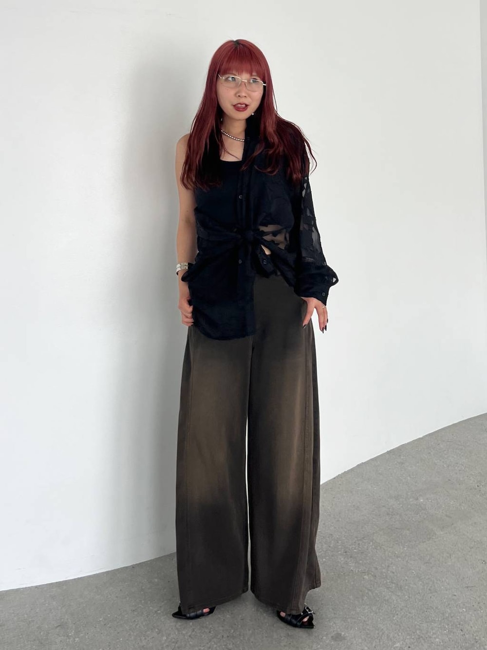 ブラウン系のデニムパンツ、ブラック系のシャツ/ブラウス、ブラック系のキャミソールを着用したレディースの夏コーディネートの1枚目の写真