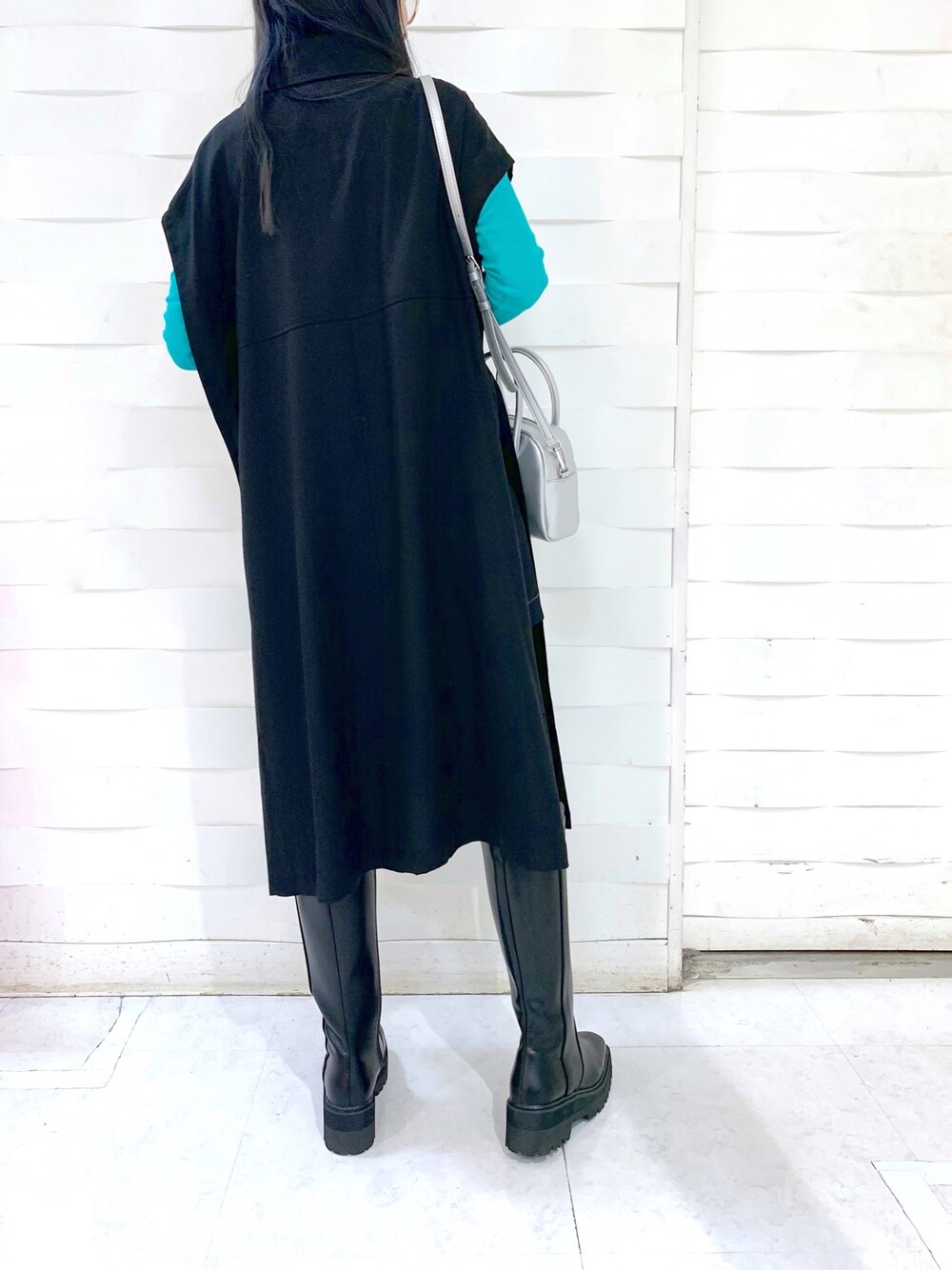 ブラック系のその他パンツ、ピンク系のTシャツ/カットソー、ピンク系のボストンバッグを着用したレディースの冬コーディネートの4枚目の写真