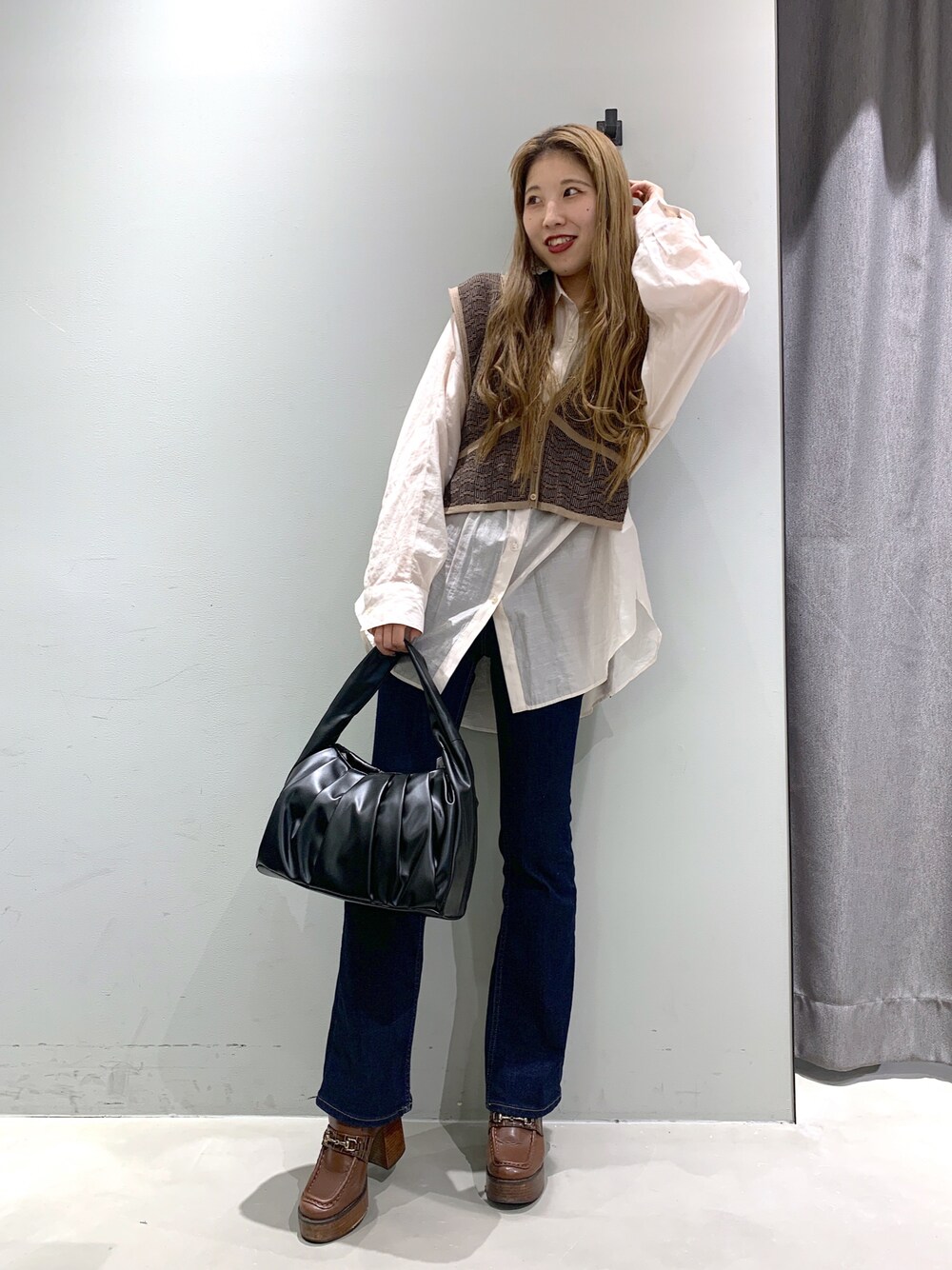 「PAGEBOY、JEANASiS、大人かわいい、レイヤードスタイル、デニム、シャツスタイル、着回しコーデ、きれいめカジュアル、ブラウン、秋コーデ、ニットベスト、ビスチェ、ビスチェ×デニム、おしゃれさんと繋がりたい、レイヤード」｜「JEANASISのビットツキヒールローファー/865692（ローファー、ブラウン系）」を使った、migeruさん（レディース・160cm）の秋コーディネートの1枚目の写真