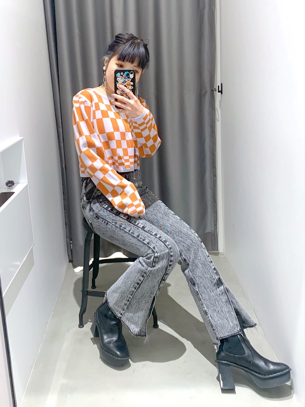 「ブロックチェック、ショート丈トップス、ショート丈、タックイン、大人カジュアル、おしゃれさんと繋がりたい、着回しコーデ、春コーデ、大人コーデ、PAGEBOY、EVRIS 、デニム、トレンド、カラーパレット、カラーコーデ」｜「instagram🤍　@_sel.nのアイテム（トップス、ブラック系）」を使った、migeruさん（レディース・160cm）の冬コーディネートの3枚目の写真