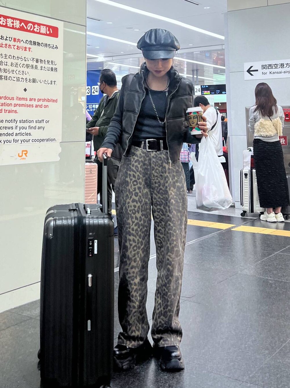 「モード、着痩せ・細見え、ワントーン、夏コーデ、冬コーデ、ブランドミックス、差し色コーデ、高見え、PAGEBOY、骨格ウェーブ_PAGEBOY、カジュアルコーデ、JEANASIS、秋コーデ、秋冬新作」｜「JEANASISのヴィンテージフェイクレザ－キャスケット/135288（キャスケット、ブラック系）」を使った、migeruさん（レディース・160cm）の秋コーディネートの1枚目の写真