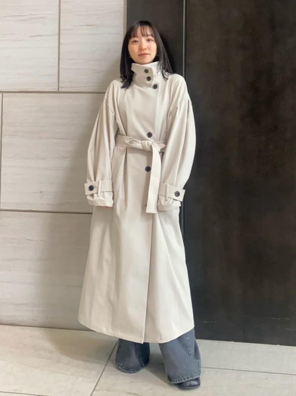 「UNITED TOKYOのスタンドカラーロングコート（トレンチコート、ベージュ系）」を使った、UNITED TOKYO STAFFさん（レディース・150cm）の春コーディネートの1枚目の写真