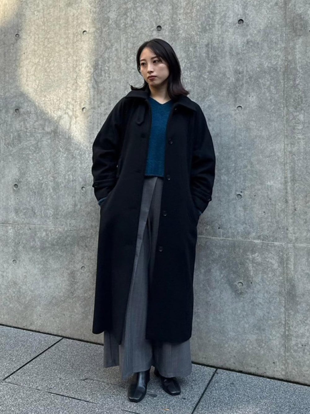 「UNITED TOKYOの【WEB限定】2wayステンコート（ステンカラーコート、ブラック系）」を使った、UNITED TOKYO STAFFさん（レディース・161cm）の秋コーディネートの1枚目の写真