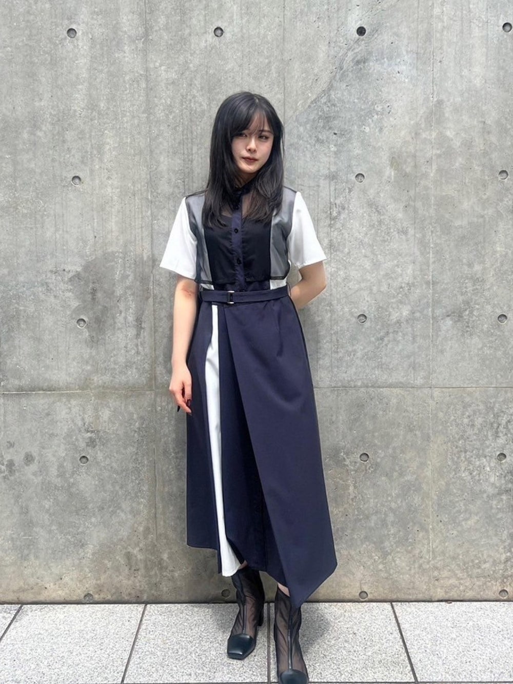 「UNITED TOKYOのシアードリームブロッキングワンピース（シャツワンピース、ブラック系）」を使った、UNITED TOKYO STAFFさん（レディース・157cm）の春コーディネートの1枚目の写真