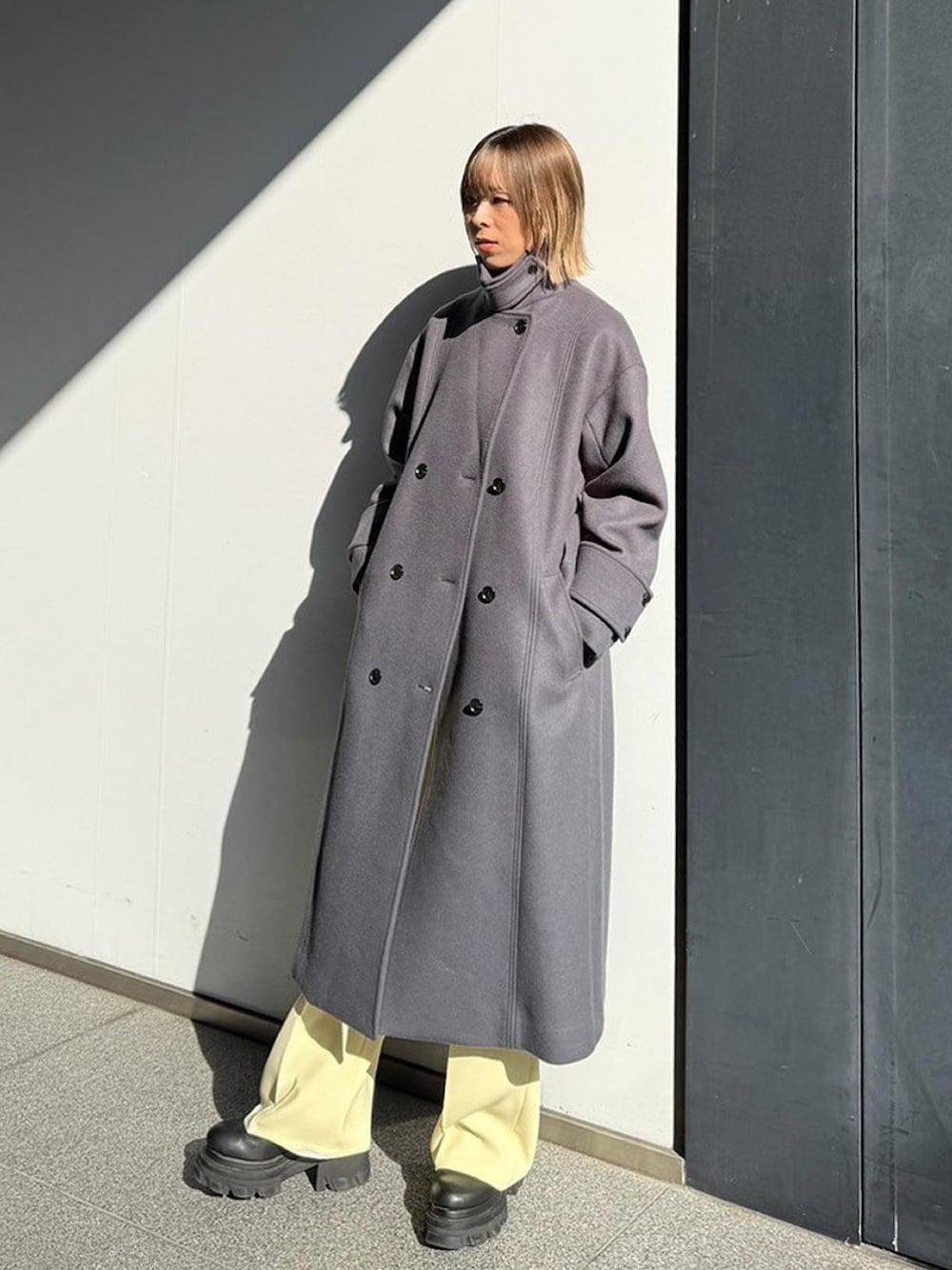 「UNITED TOKYOのビックカラーコート（ステンカラーコート、グレー系）」を使った、UNITED TOKYO STAFFさん（レディース・165cm）の秋コーディネートの1枚目の写真