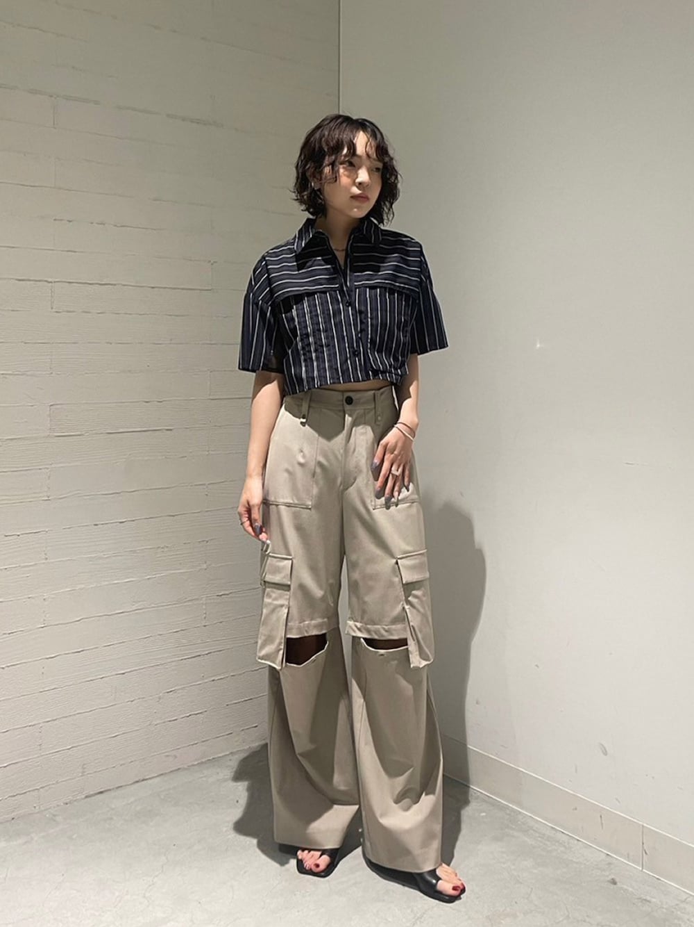 「休日スタイル、きれいめカジュアル、カーゴパンツ、ショートシャツ」｜「UNITED TOKYOのシアーレイヤーハーフシャツ（シャツ/ブラウス、ブルー系）」を使った、UNITED TOKYO STAFFさん（レディース・163cm）の夏コーディネートの1枚目の写真