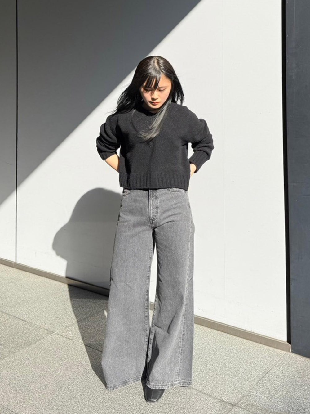 「UNITED TOKYOのスプレッドカラードデニムパンツ（デニムパンツ、ブラック系）」を使った、UNITED TOKYO STAFFさん（レディース・157cm）の秋コーディネートの1枚目の写真