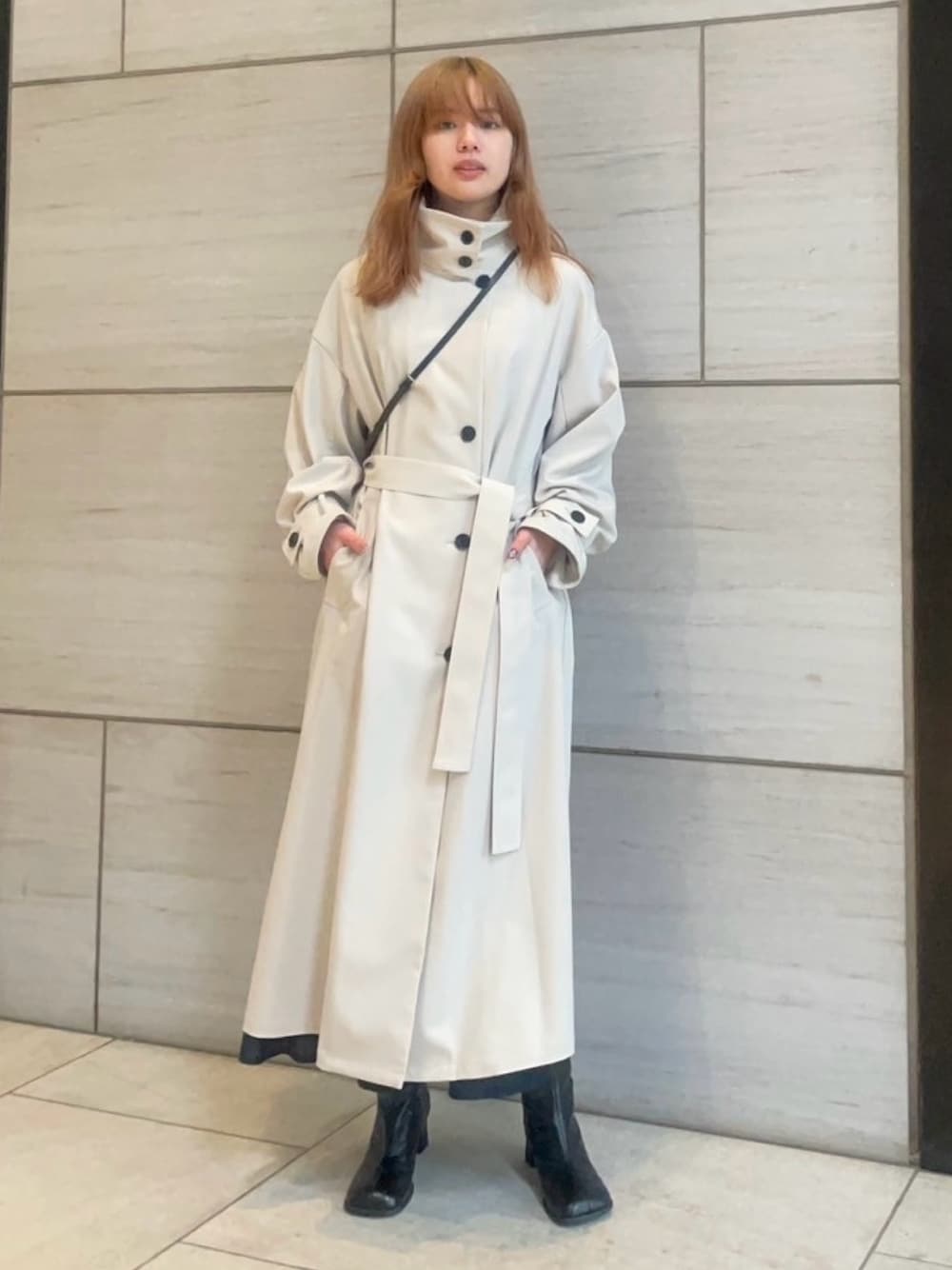 「UNITED TOKYOのスタンドカラーロングコート（トレンチコート、ベージュ系）」を使った、UNITED TOKYO STAFFさん（レディース・164cm）の春コーディネートの1枚目の写真