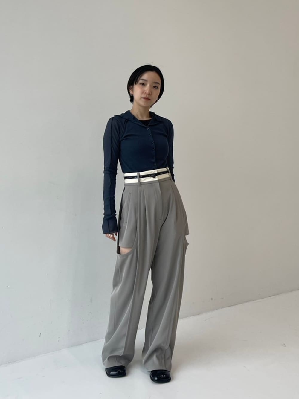 「UNITED TOKYOのフロントボタンシアーカットソー（Tシャツ/カットソー、グレー系）」を使った、UNITED TOKYO STAFFさん（レディース・150cm）の秋コーディネートの1枚目の写真