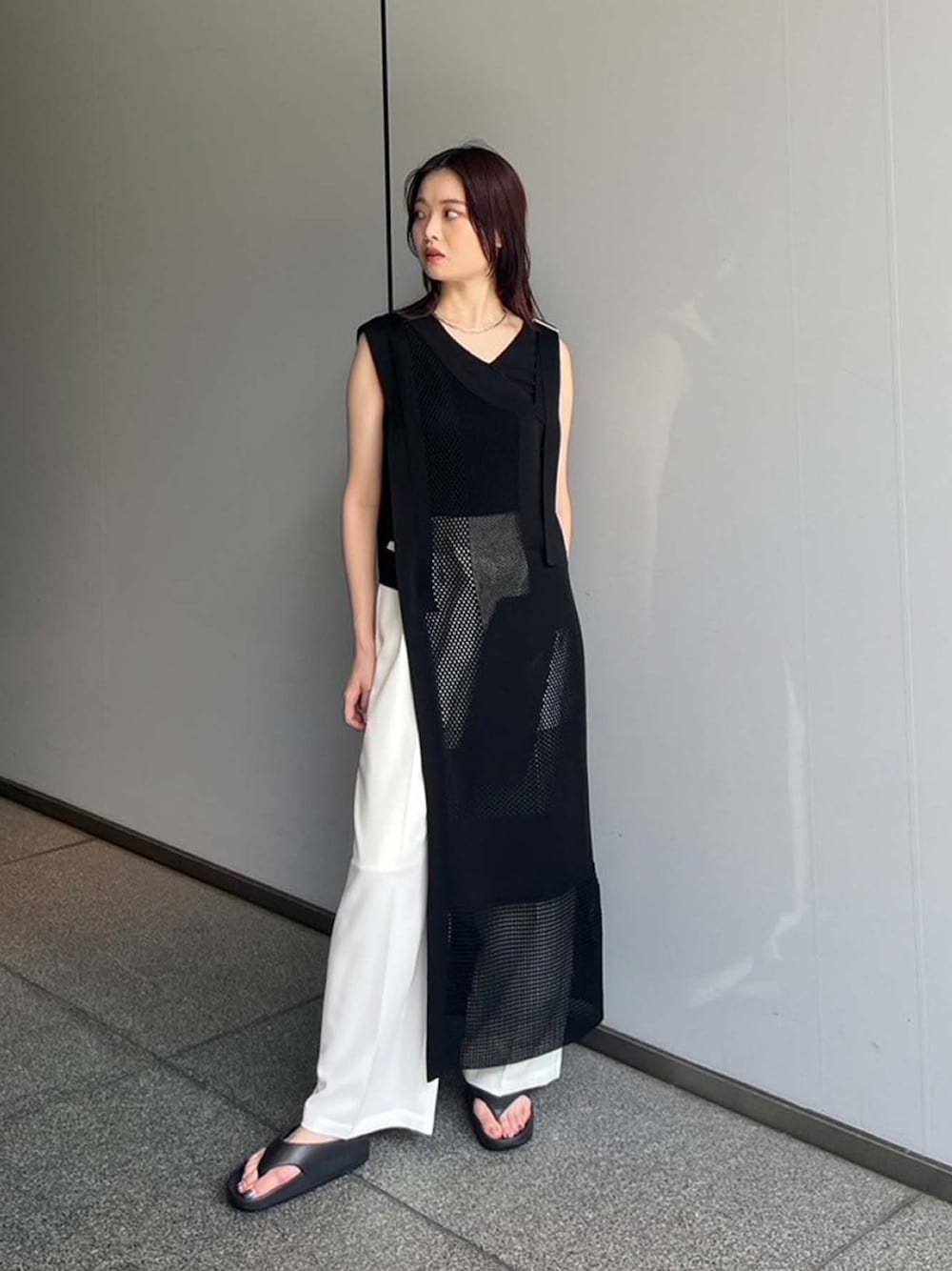 ブラック系のワンピース、ホワイト系のスラックスを着用したレディースの夏コーディネートの1枚目の写真