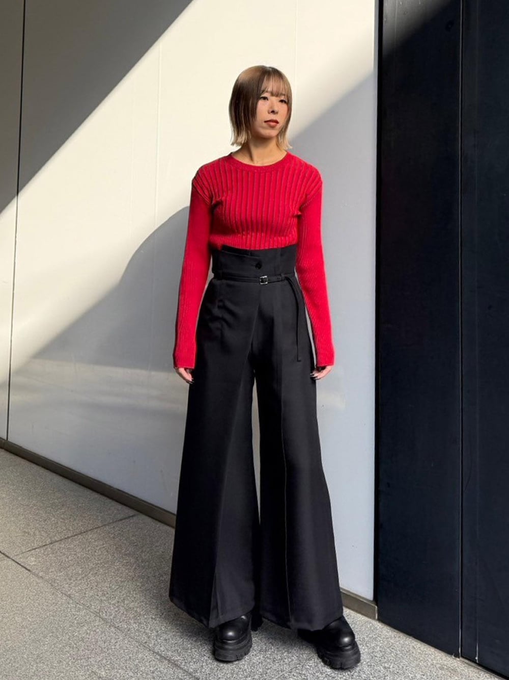 「UNITED TOKYOのHAKAMAツイルハイウエストパンツ（その他パンツ、ブラック系）」を使った、UNITED TOKYO STAFFさん（レディース・165cm）の秋コーディネートの1枚目の写真