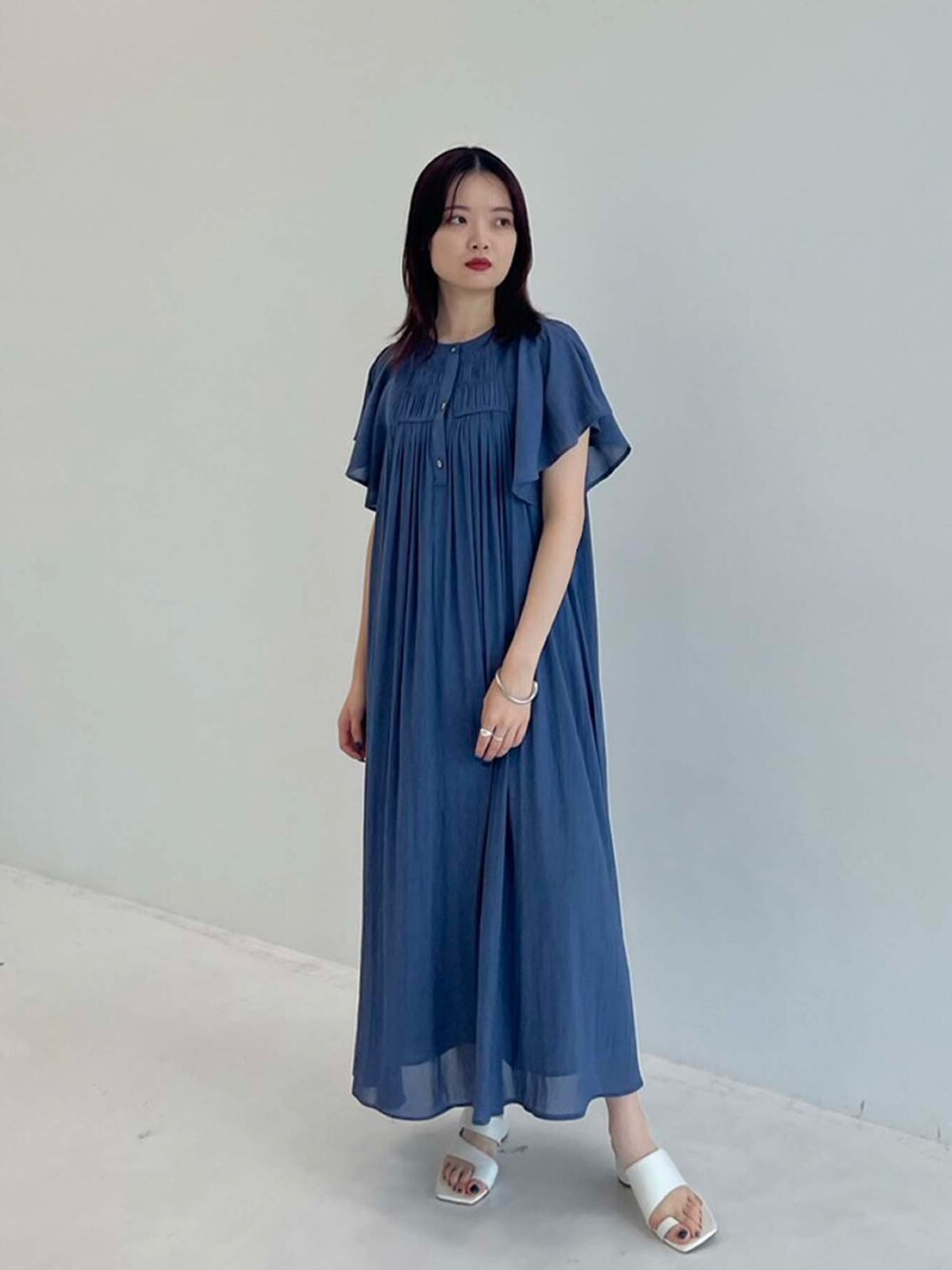 ブルー系のワンピースを着用したレディースの夏コーディネートの1枚目の写真