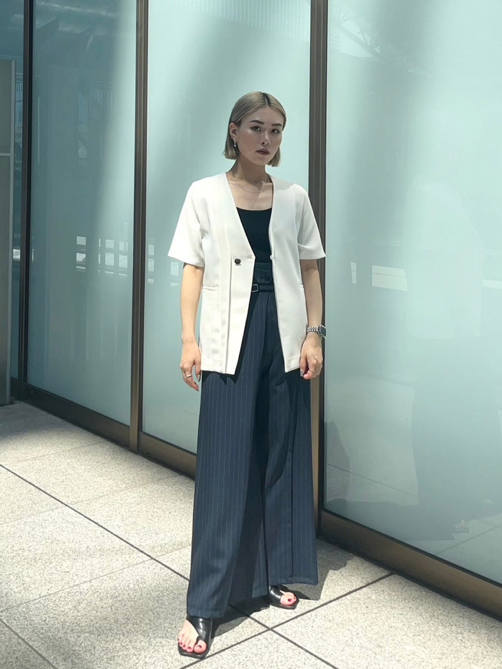 「シンプル、サマージャケット、オフィスカジュアル」｜「UNITED TOKYOのシアーカラミハーフスリーブサマージャケット（ノーカラージャケット、ホワイト系）」を使った、UNITED TOKYO STAFFさん（レディース・158cm）の夏コーディネートの1枚目の写真