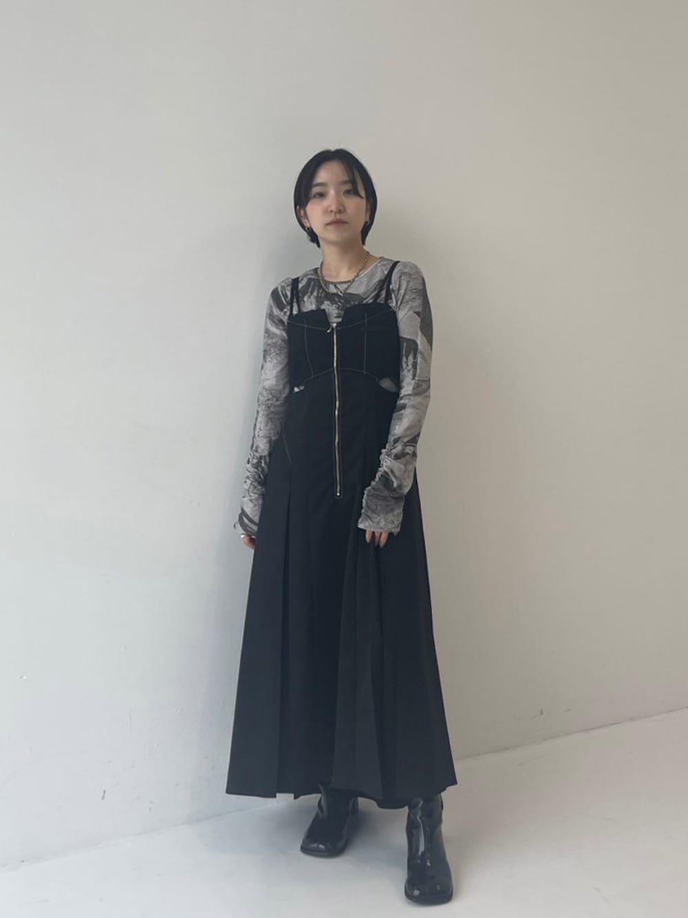 「UNITED TOKYOのサイドスリットキャミワンピース（ワンピース、ブラック系）」を使った、UNITED TOKYO STAFFさん（レディース・150cm）の秋コーディネートの1枚目の写真