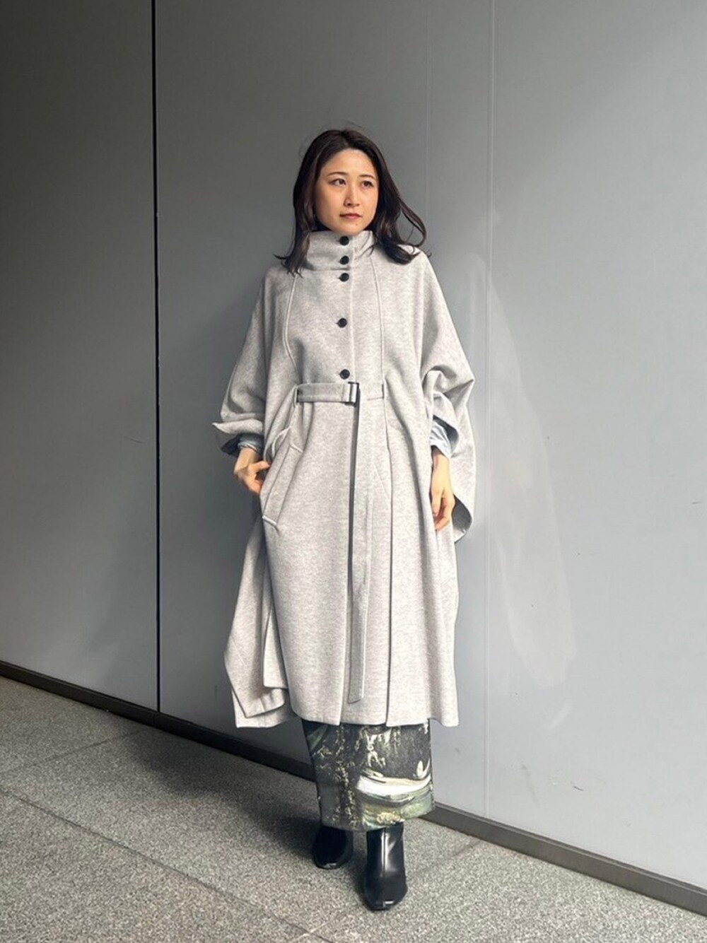 「UNITED TOKYOのロングケープコート（ポンチョ、グレー系）」を使った、UNITED TOKYO STAFFさん（レディース・158cm）の秋コーディネートの1枚目の写真