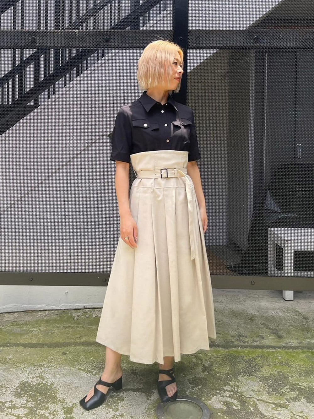 ブラック系のワンピースを着用したレディースの夏コーディネートの1枚目の写真