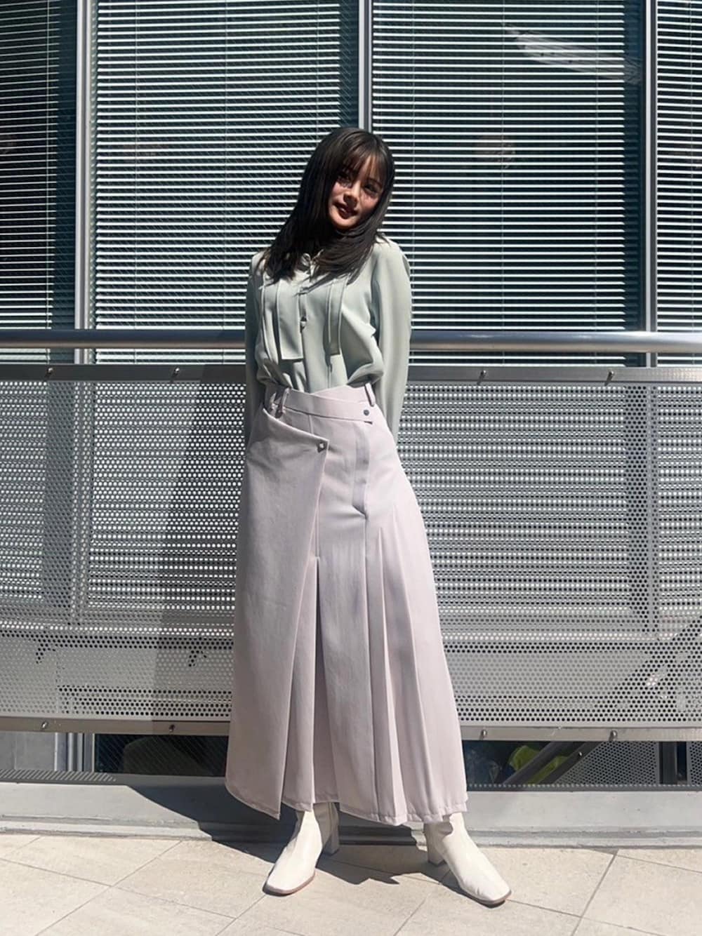 「UNITED TOKYOのネックデザインブラウス（シャツ/ブラウス、グリーン系）」を使った、UNITED TOKYO STAFFさん（レディース・157cm）の春コーディネートの1枚目の写真