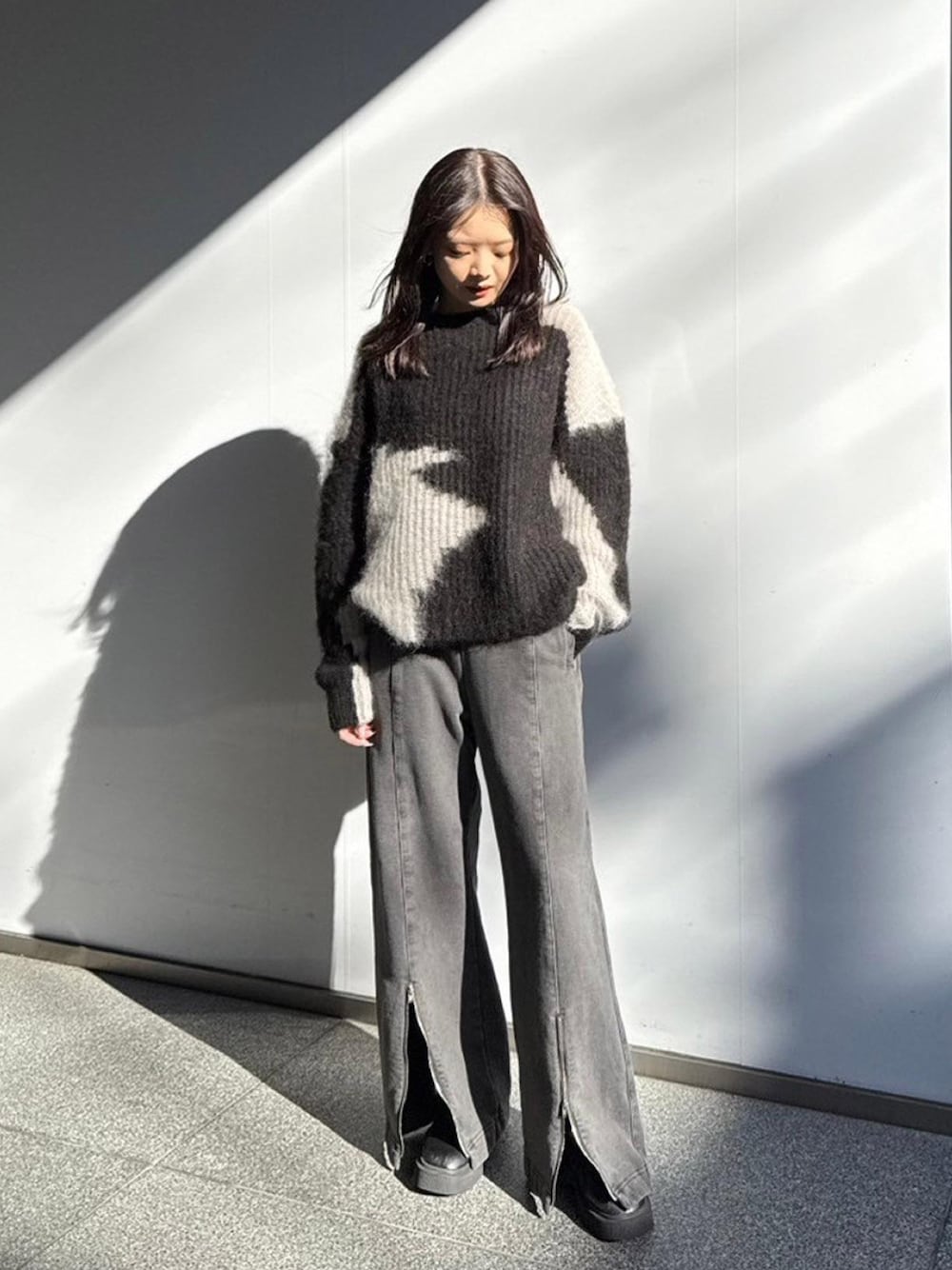 「UNITED TOKYOのランダムモチーフモヘアニット（ニット/セーター、グレー系）」を使った、UNITED TOKYO STAFFさん（レディース・163cm）の秋コーディネートの1枚目の写真