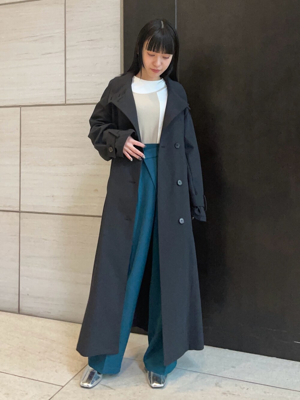 「UNITED TOKYOのスタンドカラーロングコート（トレンチコート、ブラック系）」を使った、UNITED TOKYO STAFFさん（レディース・150cm）の春コーディネートの1枚目の写真