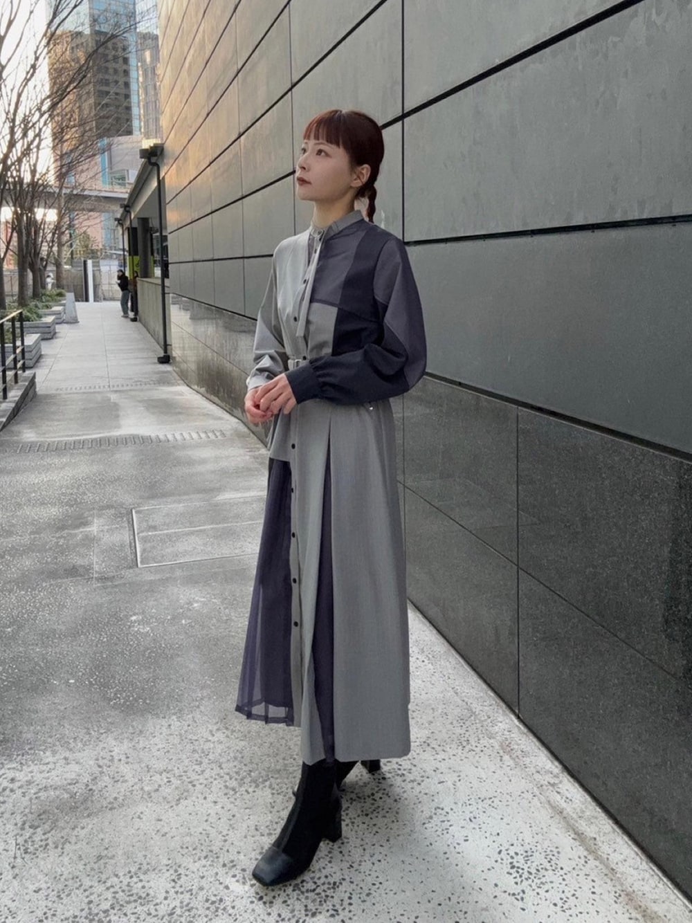 「UNITED TOKYOのコントラデプリーツシャツワンピース（シャツワンピース、グレー系）」を使った、UNITED TOKYO STAFFさん（レディース・159cm）の春コーディネートの1枚目の写真
