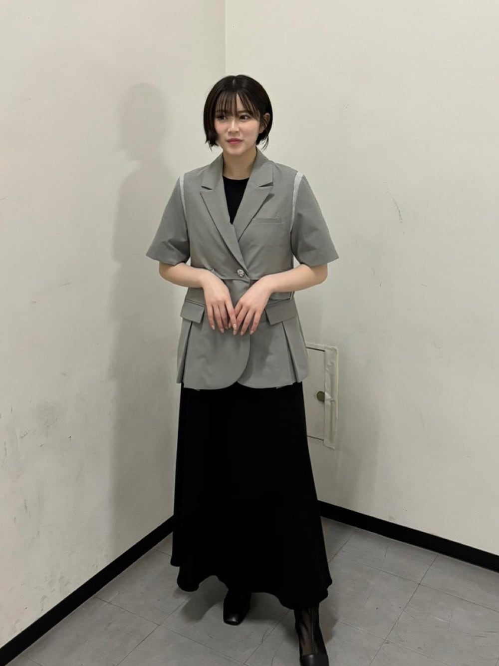 「UNITED TOKYOのハーフスリーブレイヤードジャケット（テーラードジャケット、グレー系）」を使った、UNITED TOKYO STAFFさん（レディース・162cm）の春コーディネートの1枚目の写真