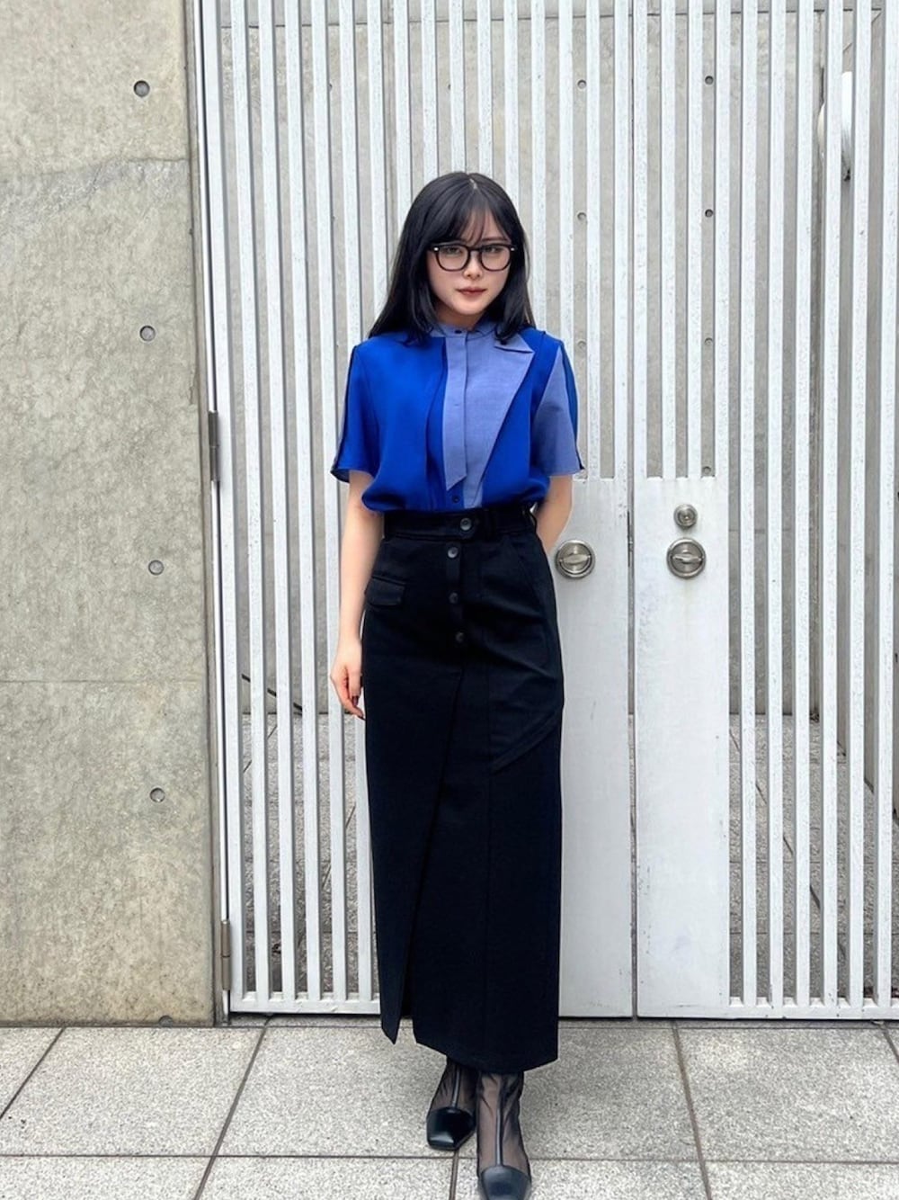 「UNITED TOKYOのバイカラーライトレイヤーブラウス（シャツ/ブラウス、ブルー系）」を使った、UNITED TOKYO STAFFさん（レディース・157cm）の春コーディネートの1枚目の写真