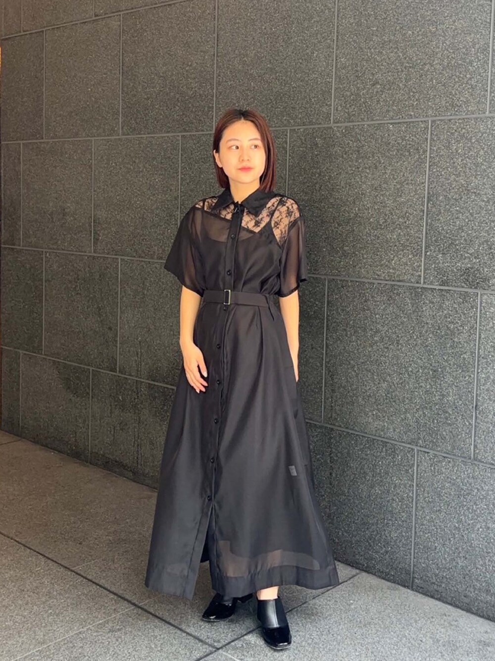 ブラック系のシャツワンピースを着用したレディースの夏コーディネートの1枚目の写真