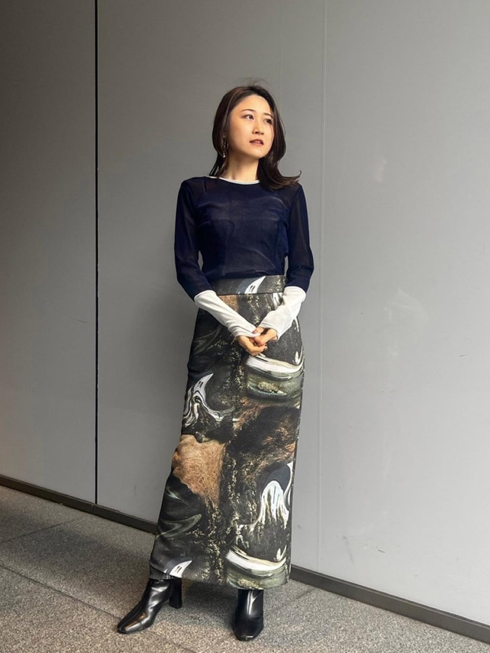 「UNITED TOKYOのバイカラーベロアプルオーバー（Tシャツ/カットソー、ブルー系）」を使った、UNITED TOKYO STAFFさん（レディース・158cm）の秋コーディネートの1枚目の写真