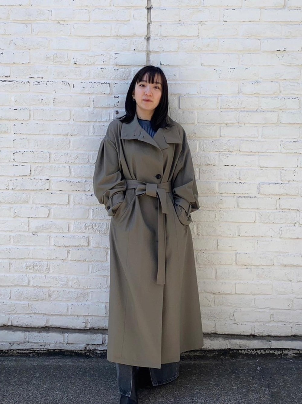 「UNITED TOKYOのスタンドカラーロングコート（トレンチコート、ブラウン系）」を使った、UNITED TOKYO STAFFさん（レディース・150cm）の春コーディネートの1枚目の写真
