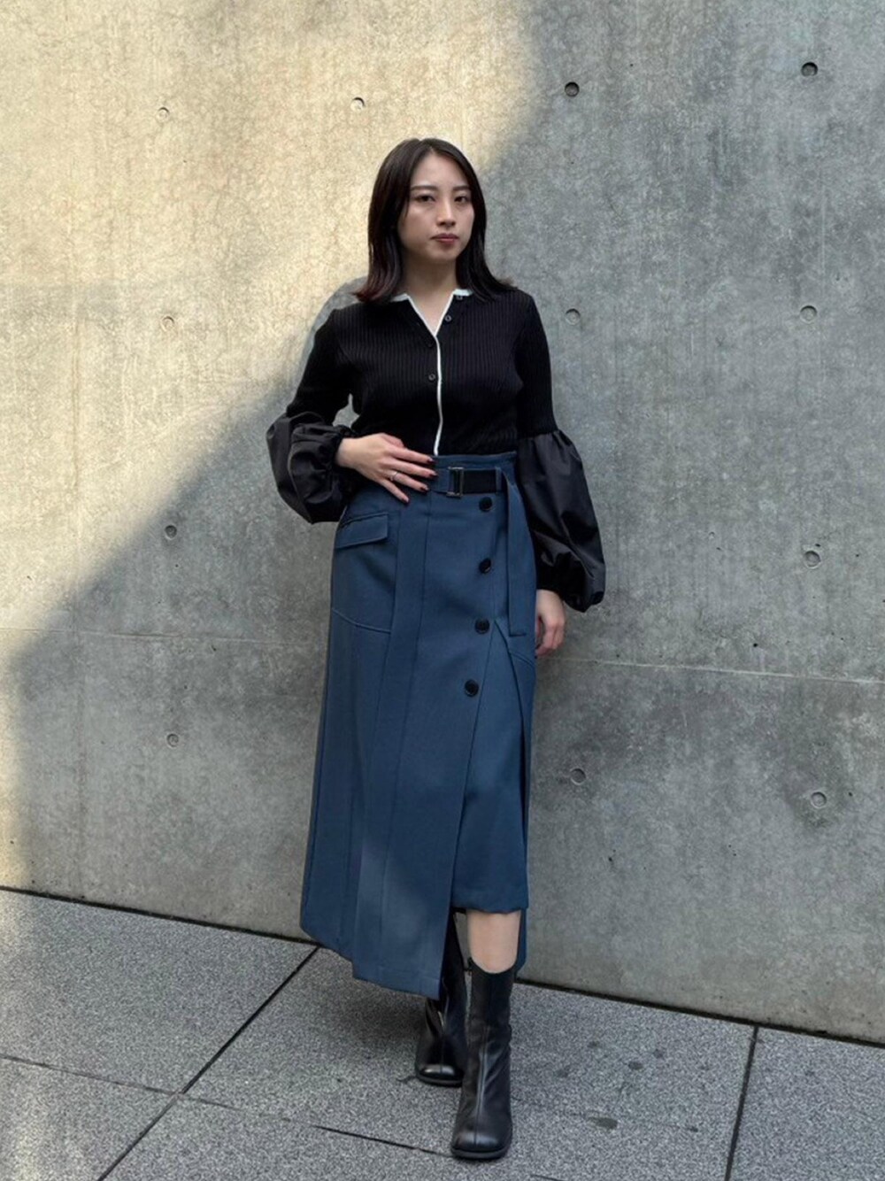 「UNITED TOKYOのバルーンスリーブニット（ニット/セーター、ブラック系）」を使った、UNITED TOKYO STAFFさん（レディース・161cm）の秋コーディネートの1枚目の写真