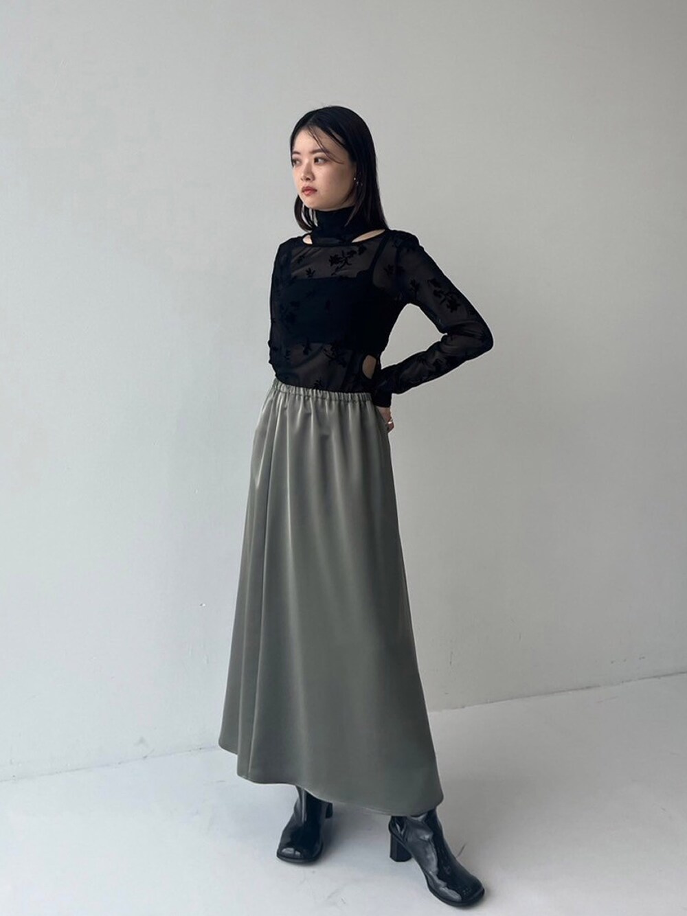 「レイヤードスタイル、カーキ、シアートップス、ロングスカート、ボディスーツ」｜「UNITED TOKYOのプリンテッドメッシュボディースーツ（Tシャツ/カットソー、ブラック系）」を使った、UNITED TOKYO STAFFさん（レディース・163cm）の秋コーディネートの1枚目の写真