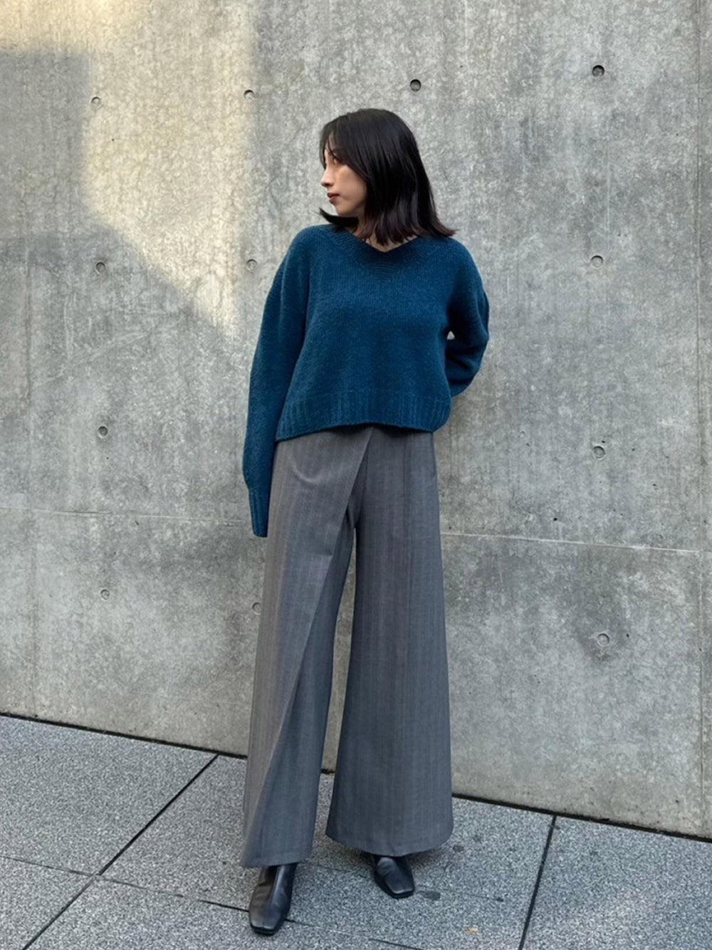 「UNITED TOKYOのループヤーンVネックニット（ニット/セーター、ブルー系）」を使った、UNITED TOKYO STAFFさん（レディース・161cm）の秋コーディネートの1枚目の写真