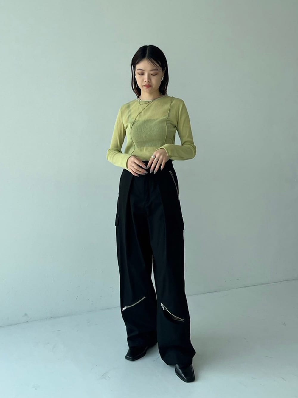 「カーゴパンツ、シアートップス、休日スタイル」｜「UNITED TOKYOのシャイニーチュールシアープルオーバー-シアートップス/ウォッシャブル-（Tシャツ/カットソー、イエロー系）」を使った、UNITED TOKYO STAFFさん（レディース・163cm）の秋コーディネートの1枚目の写真