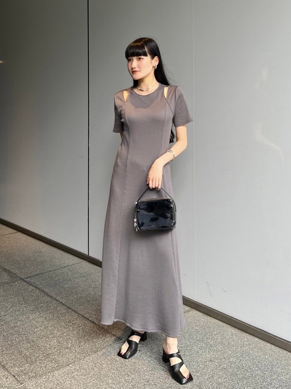 グレー系のワンピースを着用したレディースの夏コーディネートの1枚目の写真