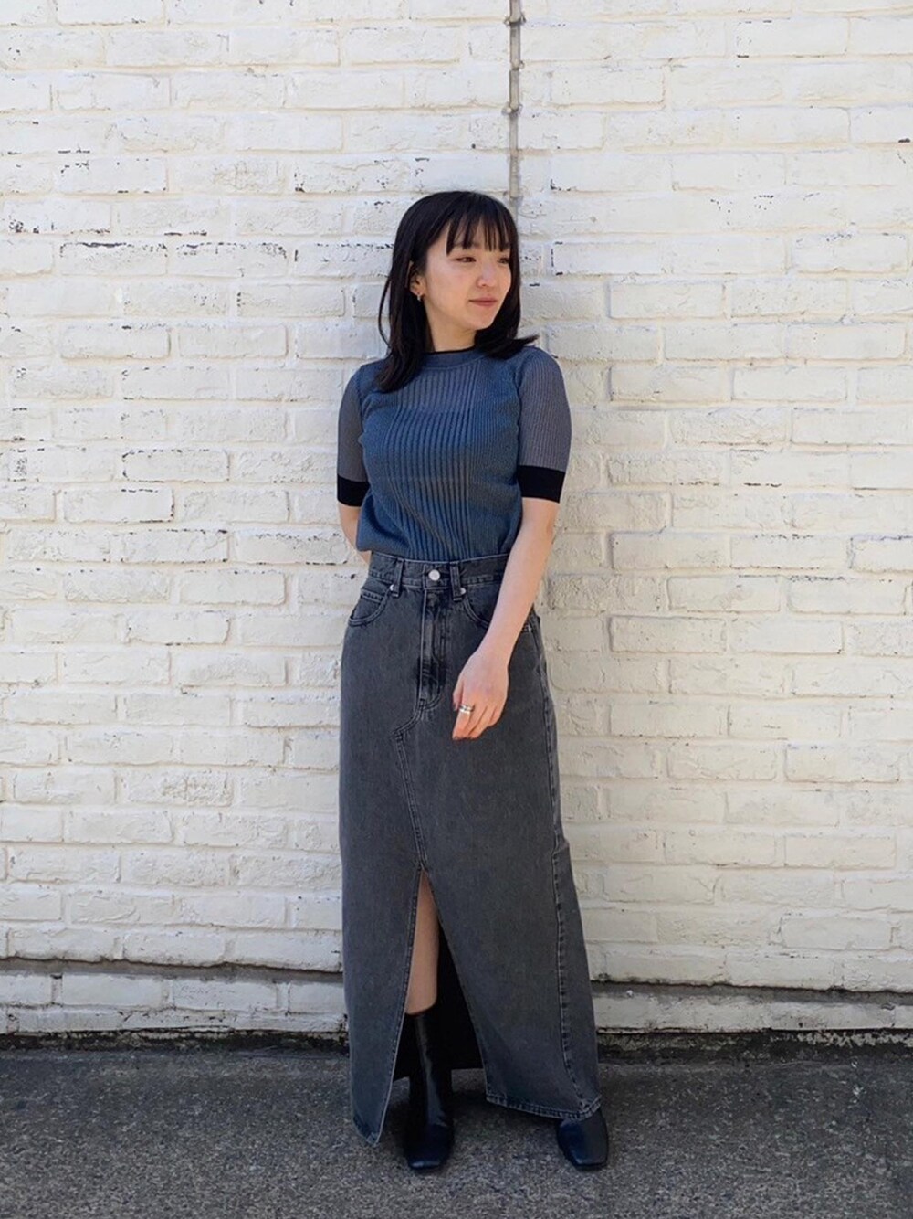 「UNITED TOKYOのシアーラメハーフリブニット（ニット/セーター、ブルー系）」を使った、UNITED TOKYO STAFFさん（レディース・150cm）の春コーディネートの1枚目の写真