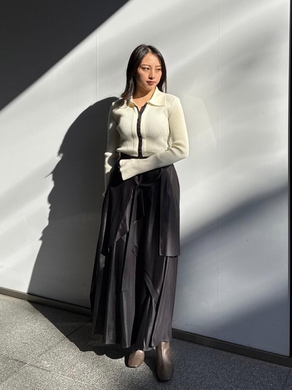 「UNITED TOKYOのフックデザインカーデトップス（ニット/セーター、ホワイト系）」を使った、UNITED TOKYO STAFFさん（レディース・161cm）の秋コーディネートの1枚目の写真
