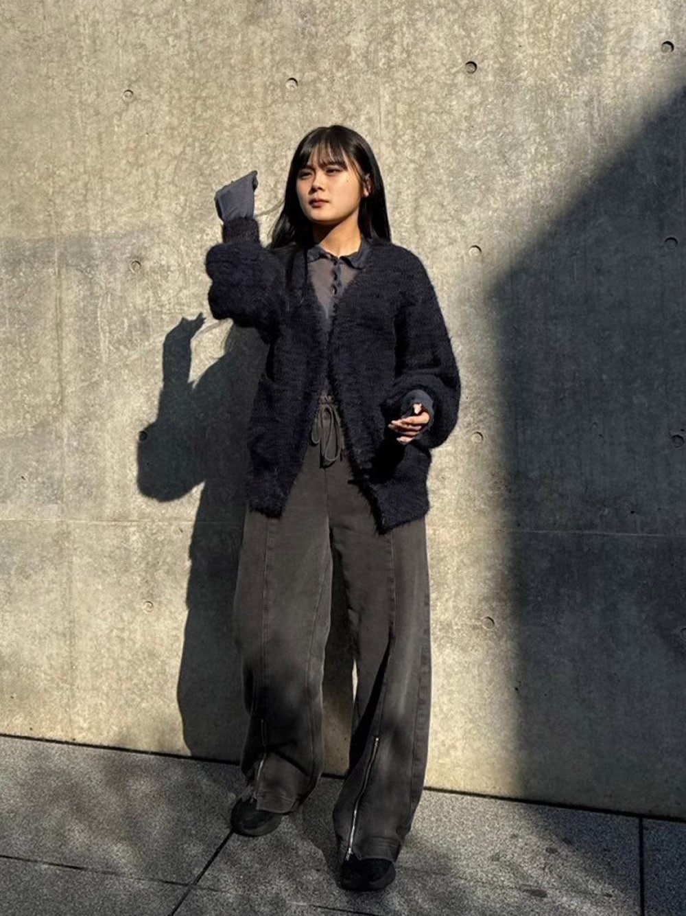 「UNITED TOKYOのシャギーモヘアカーディガン（カーディガン/ボレロ、ブラック系）」を使った、UNITED TOKYO STAFFさん（レディース・157cm）の秋コーディネートの1枚目の写真
