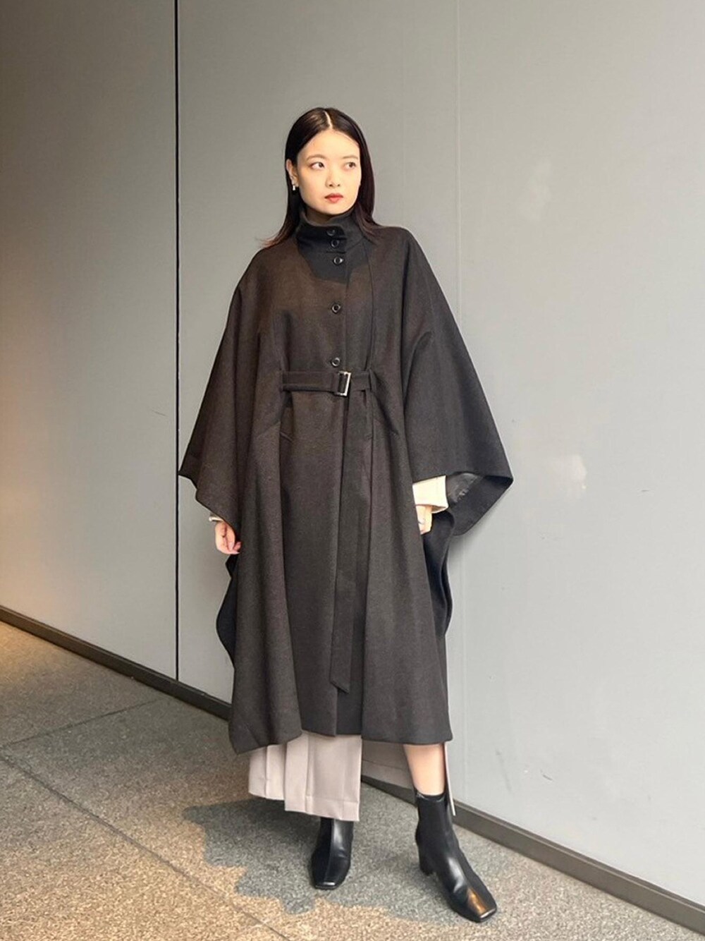 「UNITED TOKYOのロングケープコート（ポンチョ、グレー系）」を使った、UNITED TOKYO STAFFさん（レディース・163cm）の秋コーディネートの1枚目の写真