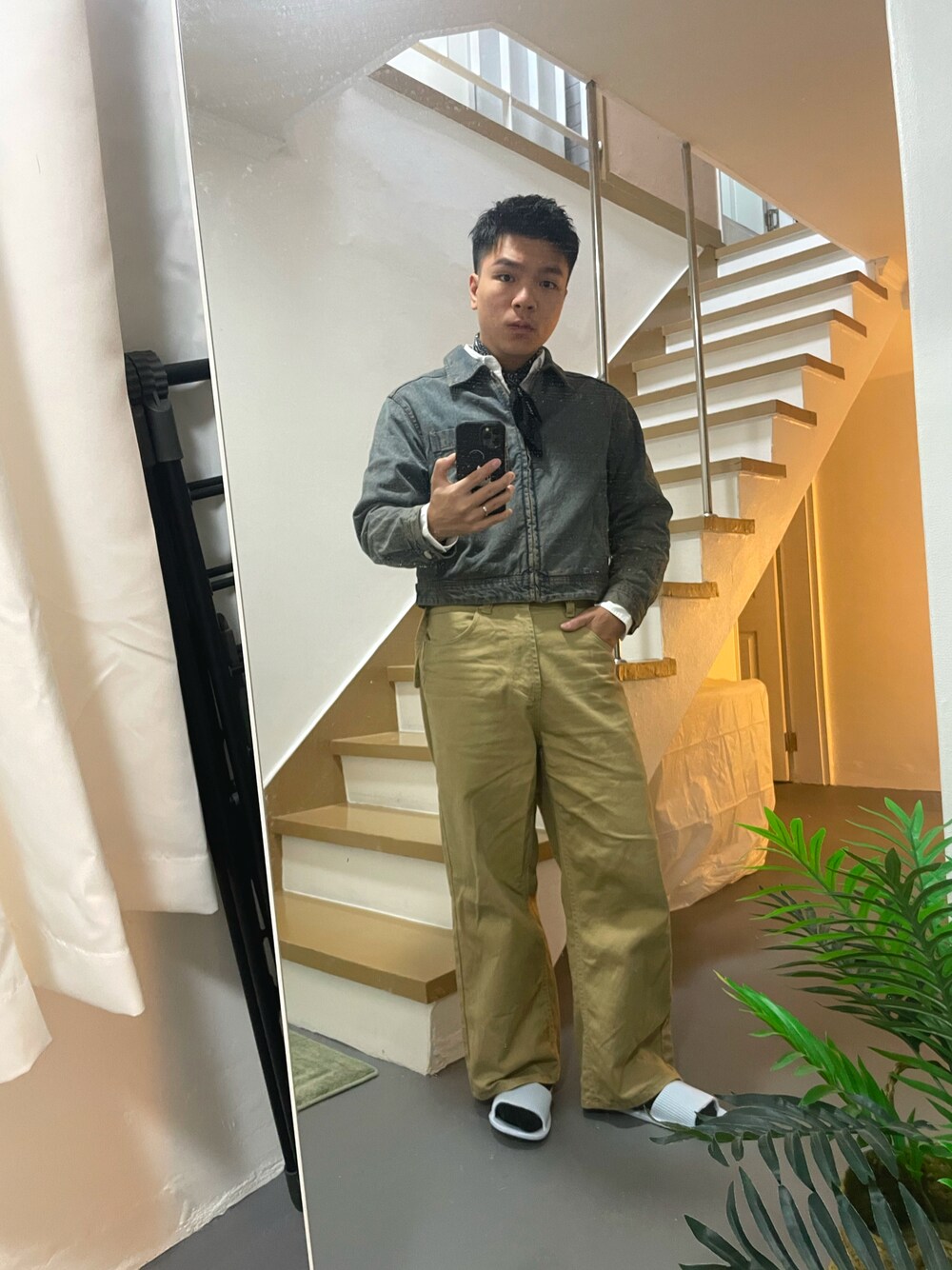 「UNIQLOのアイテム（パンツ、ベージュ系）」を使った、Chow Hingさん（メンズ・170cm）の春コーディネートの1枚目の写真