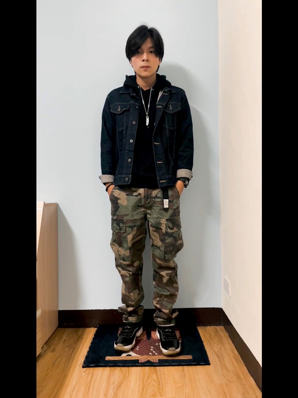 「街頭穿搭、球鞋、日系極簡」｜「UNIQLOのアイテム（デニムジャケット、ブルー系）」を使った、Chow Hingさん（メンズ・170cm）の夏コーディネートの1枚目の写真